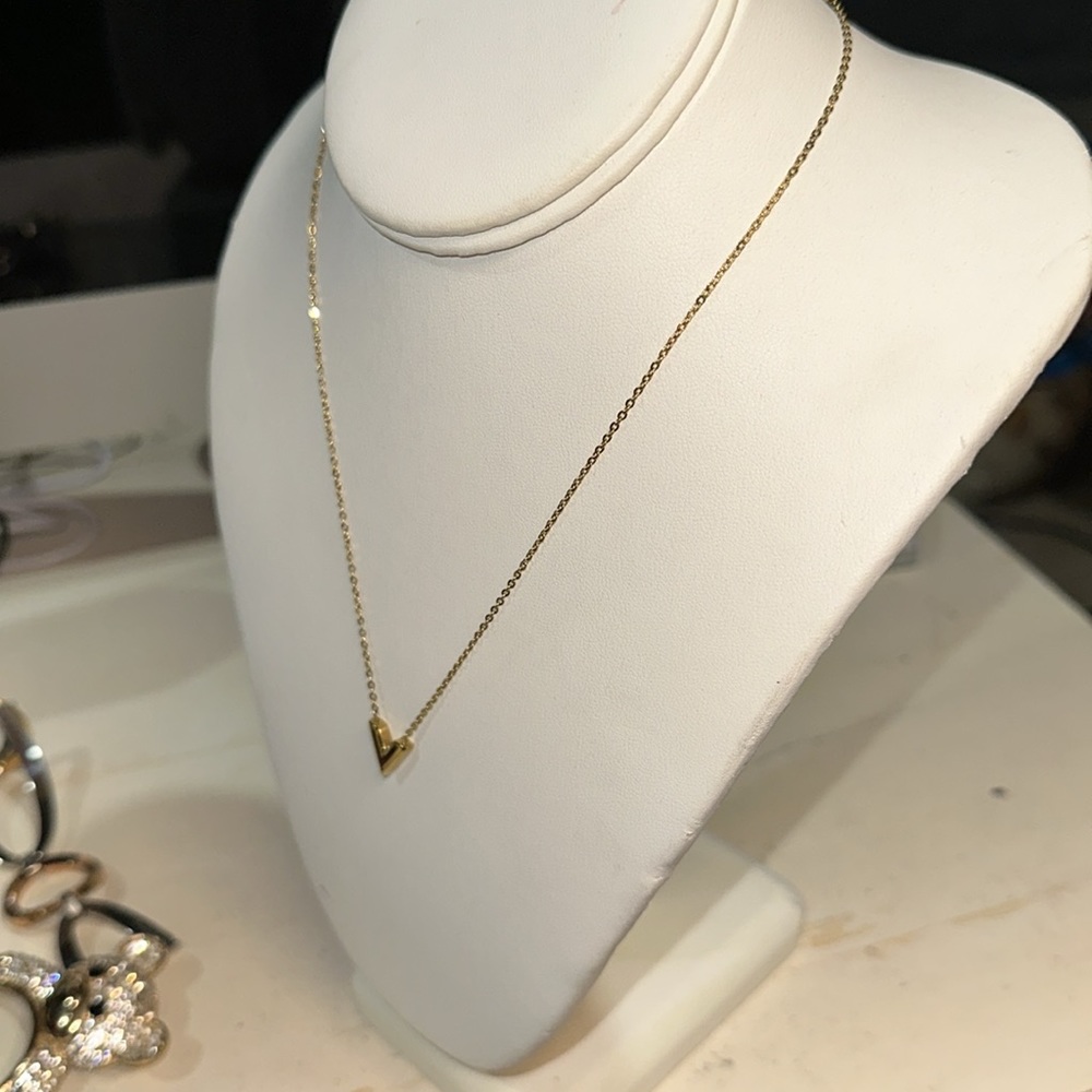 in fashion lv necklace 18” long - Picture 12 of 14